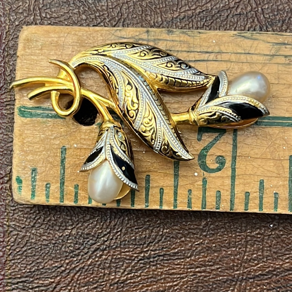 DAMASCENE Brooch/Pin Lilly with a Pearl in the Center Vintage